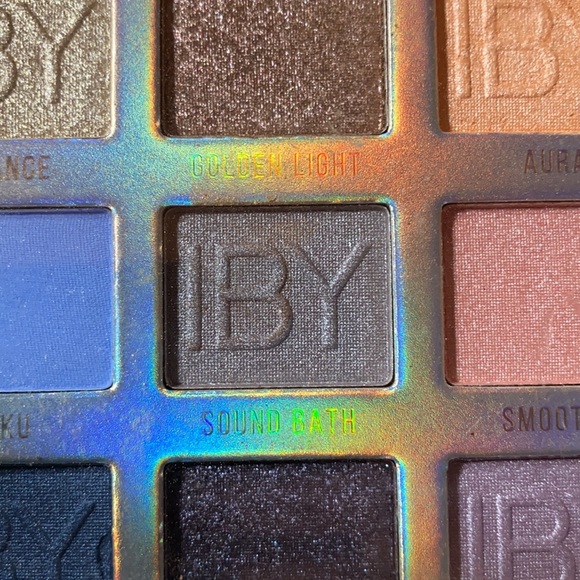 Enlighten eyeshadow palette - Picture 3 of 3